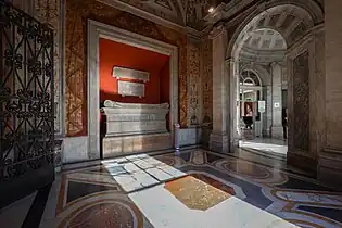 Vestibule carré : sarcophage et inscriptions des Scipions.