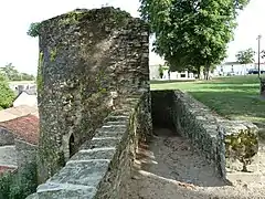 Tour des Gardes, flanquant la place du Bail, ancienne cour du château.