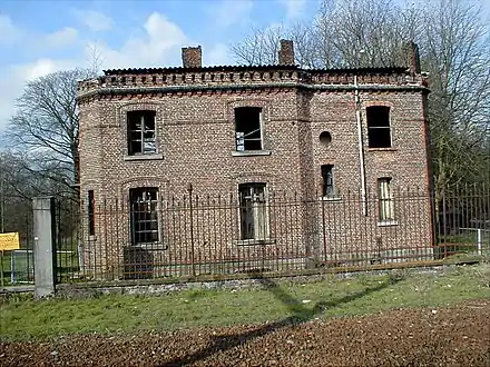 Vestige d'une dépendance du château le long de la gare de Boussu