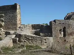 Tour du moulin (vestiges), vue de la haute-cour.