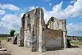 Les vestiges de l'ancienne église Saint-Symphorien au cimetière.