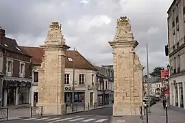 Les vestiges de la porte de Paris, dont la construction eut lieu entre 1788 et 1792.