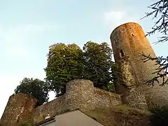 Vue du bas du fossé nord. Détail de l'arrachement de la courtine nord-est.