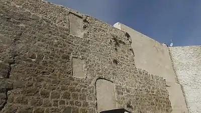 Vestiges du mur du château coté extérieur, enceinte de la ville.