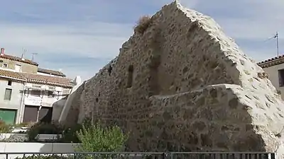 Vestiges du mur du château coté intérieur, enceinte de la ville.