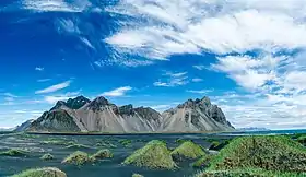 La Vestrahorn vue du Stokksnes au sud et ses dunes couvertes de seigle de mer.