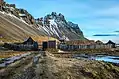 Ferme viking ayant servi de décor de cinéma au pied de la face sud de la Vestrahorn.