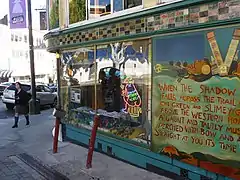 Peinture murale et entrée du Vesuvio Cafe à North Beach, San Francisco.