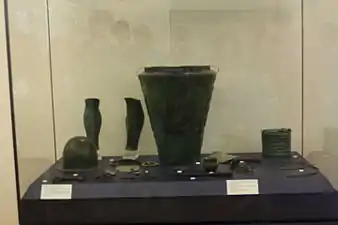 Vitrine d'éléments du viatiquede la tombe du guerrier(musée archéologique de Varèse).