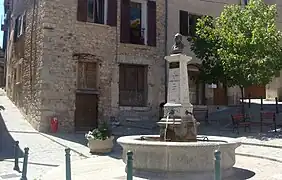 Fontaine et buste à Veynes.