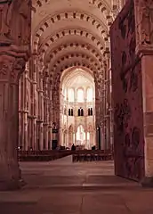 Narthex et nef de la basilique (photographie prise en 1981).