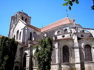 Flanc sud du chevet, seconde moitié du XIIe siècle, calcaire.