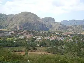 Mogote del Valle surplombant la ville de Viñales.