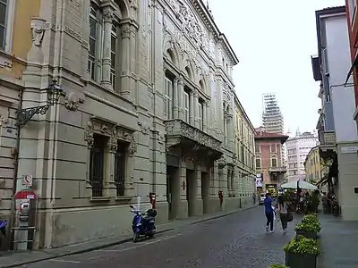 Le Palazzo di Riserva le long de via Pisacane, avec la Poste Centrale de Parme.