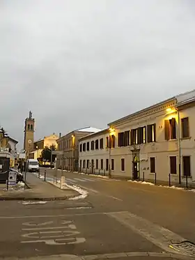 Codevigo, Via Vittorio Emanuele III. A droite le bâtiment municipal, au fond l'église paroissiale de San Zaccaria.