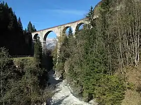 Le viaduc Sainte-Marie à l'entrée des gorges.