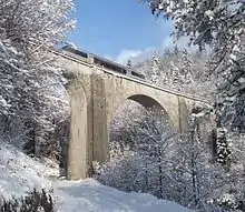 Passage d'un train sur le viaduc du Saillard, après une chute de neige.