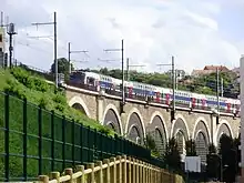 Une rame du RER C circulant sur le viaduc d'Issy.