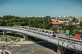 La partie du viaduc située entre le garage-atelier et la station de métro.