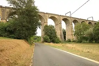 Vue du viaduc ferroviaire depuis la D 210 en 2015.