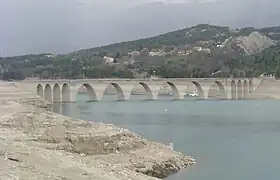 Le viaduc partiellement émergé au printemps 2009