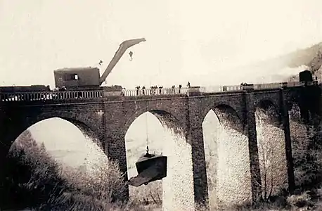 Vue du relevage du chasse-neige tombé du viaduc