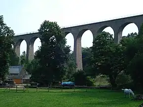 Un viaduc à arches.