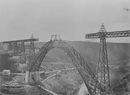 Viaduc de Garabit : construction en encorbellement de l'arc. (Viaduc classé monument historique)