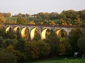 L'ancien viaduc ferroviaire de Saint-Gervais enjambant l'Argentor.