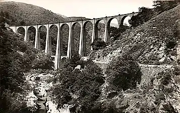 Vue du viaduc en aval sur la rive gauche, entre 1900 et 1920.