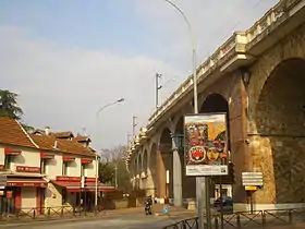 Passage de l'ex-RN10 sous le viaduc.