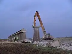 Destruction d'une partie de la voie d'essais sur le chantier de l'A19. 48° 02′ 46″ N, 1° 53′ 03″ E