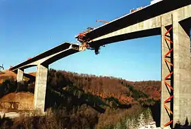 Réalisation du fléau sur la pile P3 avant le clavage de la travée de 150 m. Les fléaux des piles P1 et P2 sont terminés et les travées entre le culée C0 et la pile P2 sont clavées.