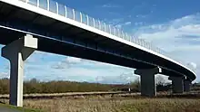 Vue depuis la rive ouest, avec le Pont de Segré en arrière-plan