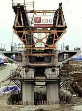 Construction du viaduc du rû de Maubuée, réunissant Lognes à Torcy en 1977.