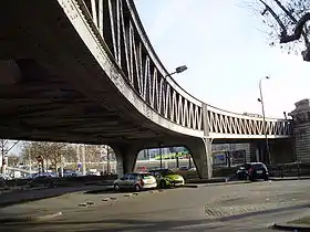 Côté nord-ouest du viaduc, vu depuis un parking au sud-est de l'institut médico-légal.