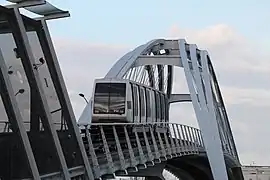 Passage d'une rame de métro avec l'ouvrage de transition vers le tunnel visible à gauche.