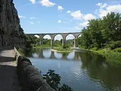 Viaduc de Vogüé sur l'Ardèche.