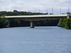 Viaduc sur l'Oise depuis le chemin de halage à Éragny.