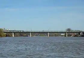 Le pont ferroviaire vu depuis le pont routier.