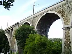 Une des arches du viaduc, côté Champigny-sur-Marne, en 2010.