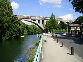Le viaduc vu depuis le quai du Viaduc à Champigny-sur-Marne.