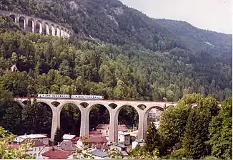 Départ d'un autorail X 2800 en UM vers Saint-Claude, sur le viaduc de Morez