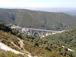 Le viaduc de Teixeiras, sur le territoire de Laza, permettant à la ligne à grande vitesse de Galice de franchir l'arroyo Teixeiras.