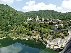 Le village de Pinet et son église.