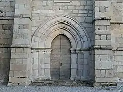 Le portail occidental de l'église.