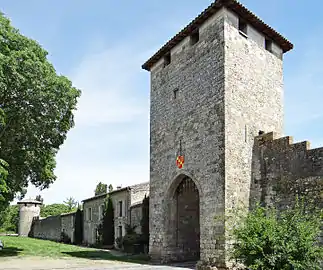 Rempart ouest, porte et tour ronde à l'angle nord-ouest