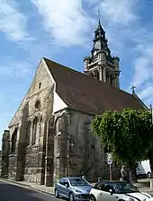 Le chevet de l'église, donnant sur la rue de Paris : partie la plus ancienne de l'église avec le bas-côté nord.