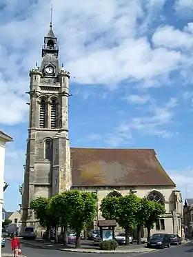 Vue de l'église Saint-Pierre-et-Paul depuis le sud, rue de Paris. L’impressionnant clocher date de 1885.