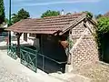 Le lavoir Saint-Ladre, au nord de la ruelle du même nom. Il est alimenté par le même ruisseau que le lavoir des Panilliers en amont.